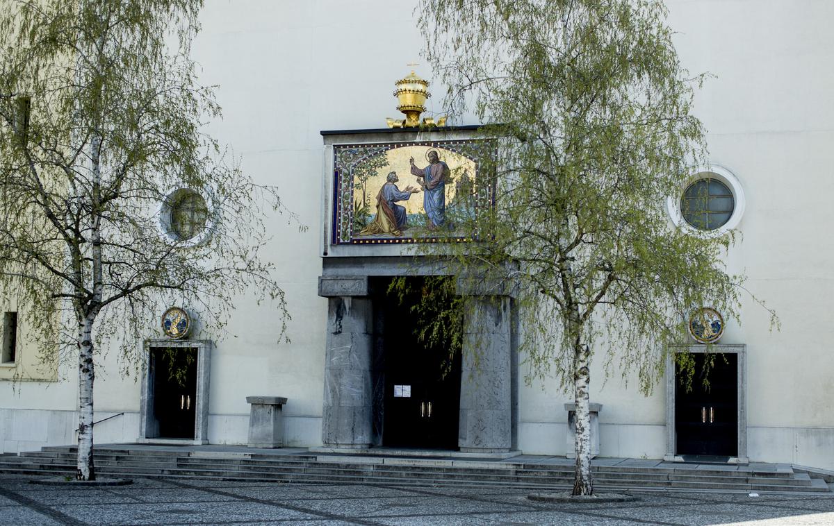 sv. peter cerkev Ljubljana | Spremembe odlokov o epidemioloških omejitvah pri izvajanju verskih obredov in pri športu, ki jih je vlada sprejela v sredo, so začele veljati danes.  | Foto Ana Kovač