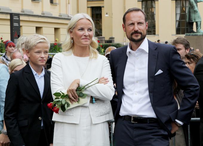 Norveški princ Haakon s princeso Mette-Marit in pastorkom Mariusom Borgom Høibyjem. | Foto: Guliverimage