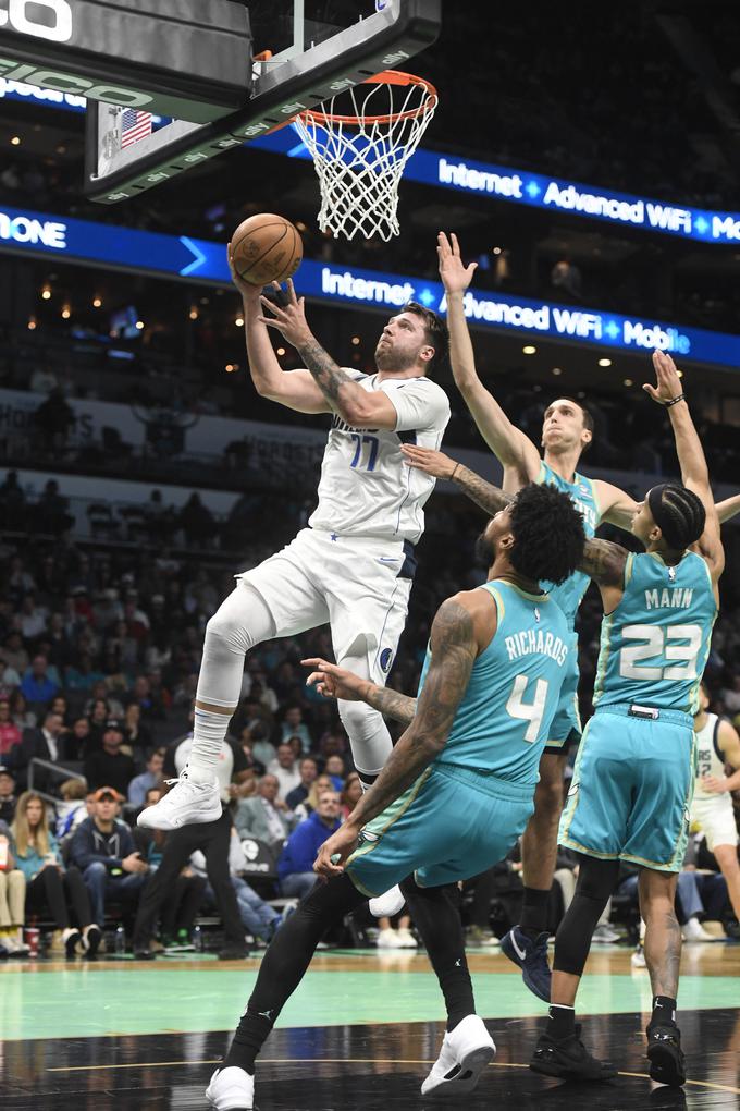 Luka Dončić se je poigraval z obrambo Charlotta. | Foto: Reuters