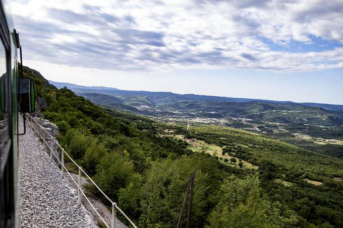 Med več predlogi za potek proge do Pulja je prevladala trasa po notranjosti Istre, saj so računali, da bo proga tako manj občutljiva na napade italijanske vojne mornarice. Na fotografiji: razgled med mejnima postajama Rakitovec v Sloveniji in Buzetom na Hrvaškem. | Foto: Ana Kovač