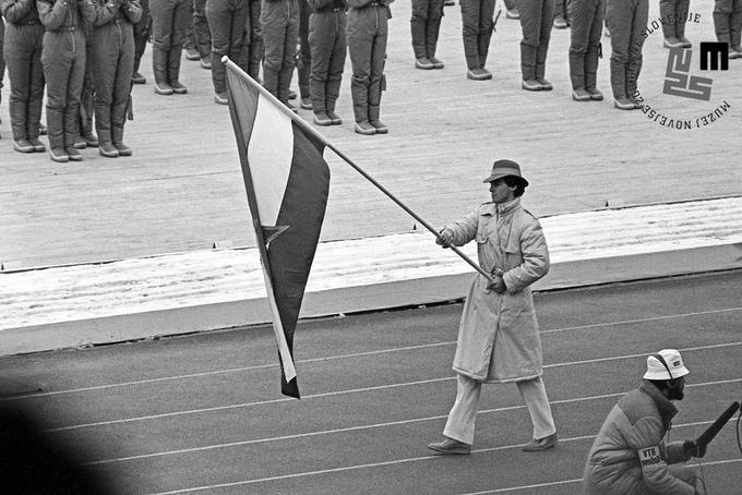 Pripadla mu je tudi vloga zastavonoše na zaključni slovesnosti na stadionu Koševo. | Foto: Janez Pukšič, Zbirka časopisne hiše Delo d. d.