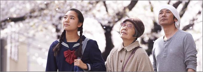 Tankočutna drama japonske režiserke Naomi Kawase o prijateljstvu med lastnikom slaščičarne in starko, ki mu pomaga pri delu. Lirična meditacija o nevidni vezi med človekom in naravo ter oda majhnim radostim, ki jih prinaša življenje. • V videoteki DKino. | Foto: 