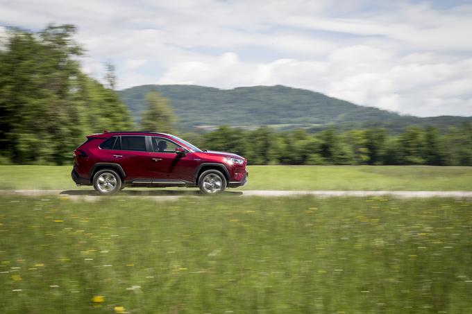 Z novim modelom RAV4 se lahko vozite povsod, vse od mestnega okolja, kjer veljajo omejitve emisij, do večpasovnih avtocest in podeželskih cest polnih izzivov. | Foto: Ana Kovač