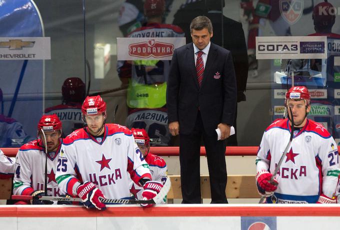 Dmitrij Kvartalnov je v torek spočil nekatere igralce, med drugim je ob ledu ostal tudi Jan Muršak. Njegovi varovanci so visoko izgubili, njihov deset tekem dolg zmagoviti niz je končala Astana. | Foto: Matic Klanšek Velej/Sportida