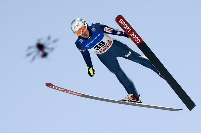 Z upoštevanjem pravil, ki jih postavlja direktiva o varnosti uporabe brezpilotnih letalnikov, bi morali dovoljenje za snemanje skakalcev z droni pridobiti tudi v Planici. | Foto: Reuters