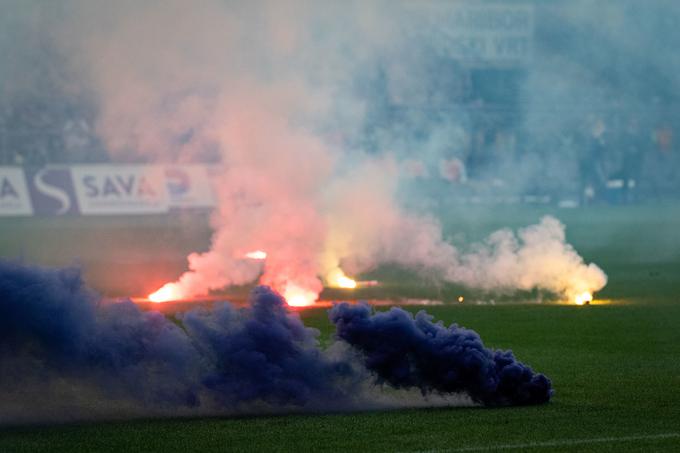 Na večnem derbiju v soboto ni manjkalo pirotehničnih sredstev. | Foto: Blaž Weindorfer/Sportida