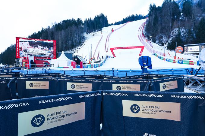 Podkorenska strmina in ciljna arena v petek popoldne | Foto: Aleš Fevžer