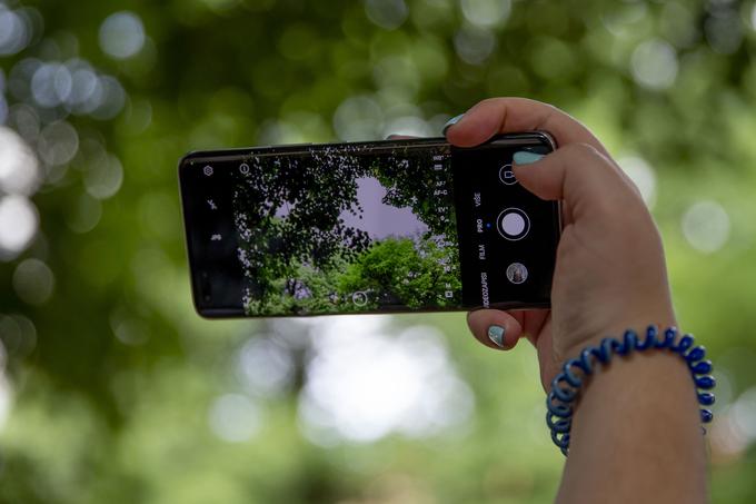 Proizvajalec navaja, da med snemanjem videa poseben algoritem omogoča tudi sočasen zajem fotografij v fotografski kakovosti, ki presega parametre pripadajočega videoposnetka. | Foto: Ana Kovač