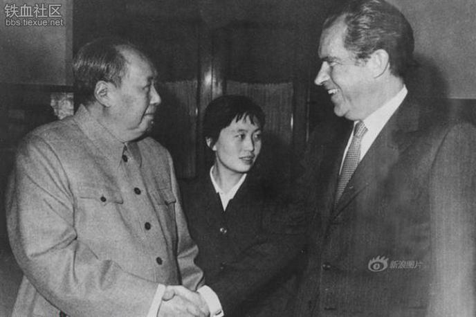 Richard Nixon in Mao Cetung | Ameriški predsednik Richard Nixon je konec februarja 1972 obiskal komunistično Kitajsko in se srečal z njenim voditeljem Mao Cetungom. | Foto commons.wikimedia.org