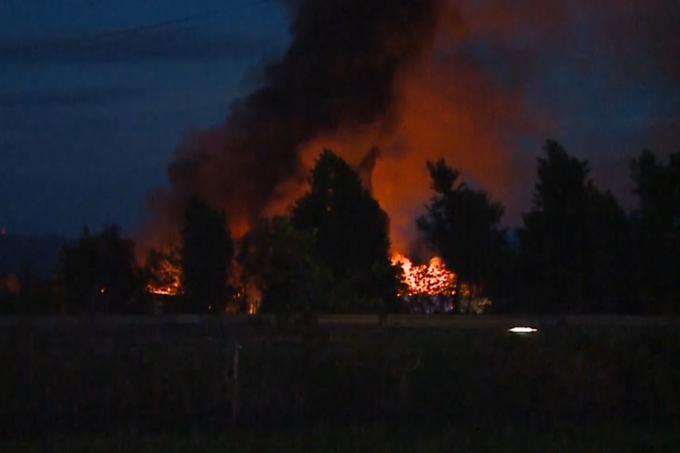 Požar se je razširil v dobrih desetih minutah, pravijo v Kemisu. Prvo prijavo je na policijo posredoval zaposleni v bližnjem podjetju. | Foto: Planet TV