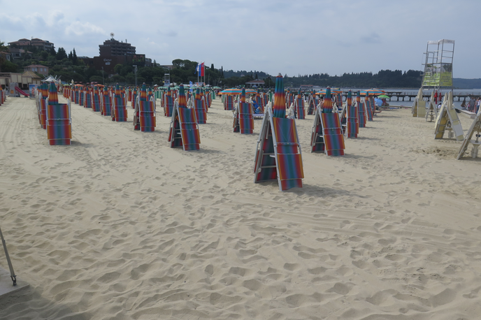 Portorož plaža | Po sprejetju varčevalnih ukrepov in priporočil za racionalno rabo vode pa se je poraba vode nekoliko zmanjšala. | Foto STA