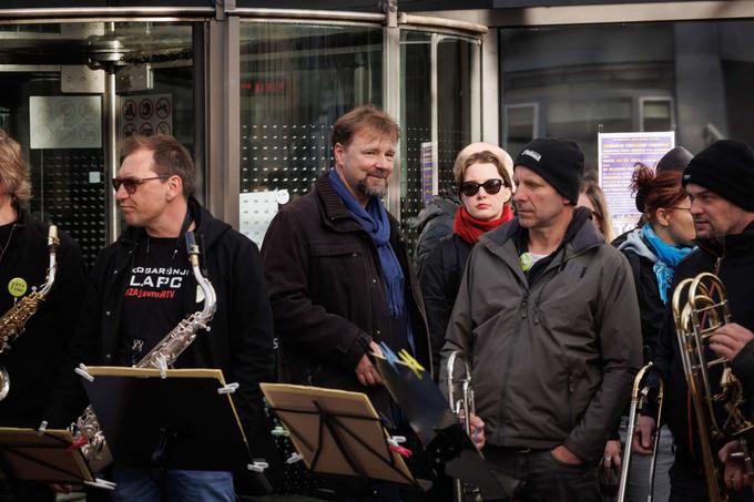 Novinarski sindikati na RTV Slovenija še vedno stavkajo. Prizor je z enega od protestnih dogodkov, na katerem je bilo opaziti tudi bivšega direktorja TV Slovenija, zdaj pa glavnega avtorja oddaje Pričevalci Jožeta Možino, ki sicer ni stavkal. | Foto: Matic Prevc/STA