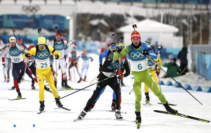 Jakov Fak je bil do tretjega streljanja tik za najboljšimi. | Foto: Reuters