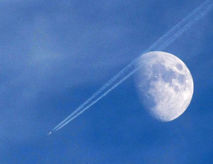 Sledem, ki jih za sabo vlečejo letala, v angleščini pravijo tudi contrails, kar je skovanka iz besed za kondenzacijo (condenzation) in sled (trail).  | Foto: Reuters