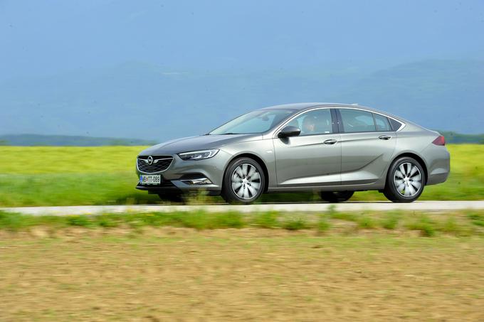 Insignia grand sport ima precej kupejevsko bočno linijo, se pa zadnja prtljažna vrata uporabno dvignejo skupaj s steklom in ponudijo udoben dostop do velikega prtljažnika. V preteklosti sta se pri tem avtomobilu dve tretjini slovenskih kupcev odločili za karavansko izvedbo, sport torurerja. Ta je zdaj eden najlepših Oplovih karavanov vseh časov. | Foto: Jure Gregorčič