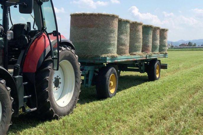 kraja prikolica traktor kritina | Tat je ukradel traktor, prikolico in še kritino. Škode je za več kot sto tisoč evrov.  | Foto PU Maribor