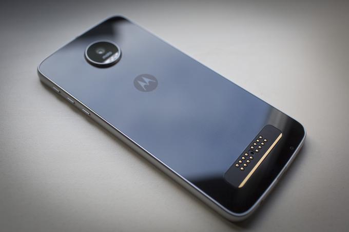 Moto Z Play ima plastično hrbtno stran, na kateri se vidi vmesnik za funkcijske ali okrasne dodatke Moto Mods. | Foto: Bojan Puhek