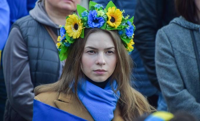 Ukrajinski in ruski narod sta vzhodnoslovanska pravoslavna naroda (del Ukrajincev je sicer unijatov, kristjanov pravoslavnega obreda, ki priznavajo vrhovno oblast papeža v Rimu). Oboji se tudi sklicujejo na srednjeveško Kijevsko Rusijo. V času carske Rusije, ki je izvajala politiko rusifikacije Ukrajincev, pa tudi v času Sovjetske zveze, je velik del Ukrajincev, še zlasti na jugu in vzhodu Ukrajine, opustil ukrajinščino in prevzel ruščino. Izoblikovala se je tudi mešanica ukrajinščine in ruščine, poimenovana suržik, ki se je zelo razširila po Ukrajini. A uporaba ruščine (ta je med drugim tudi materni jezik ukrajinskega predsednika Volodimirja Zelenskega) še ne pomeni, da se rusko govoreči Ukrajinci tudi počutijo Ruse v narodnem smislu. | Foto: Guliverimage/Vladimir Fedorenko