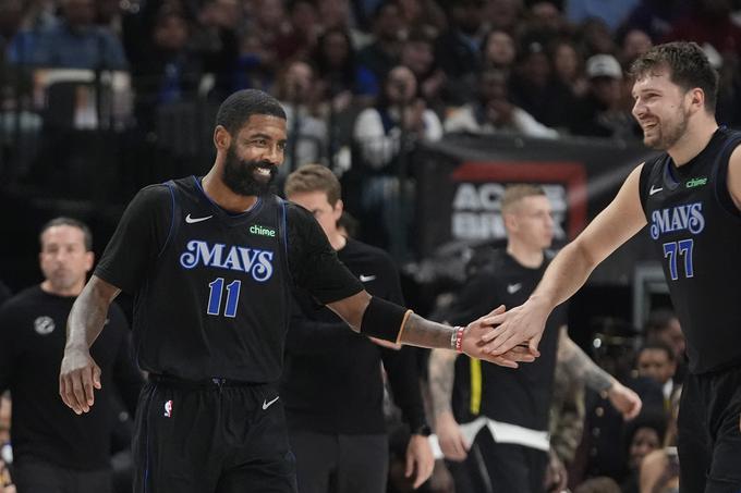 Kyrie Irving in Luka Dončić sta Dallas popeljala do nove zmage. | Foto: Guliverimage