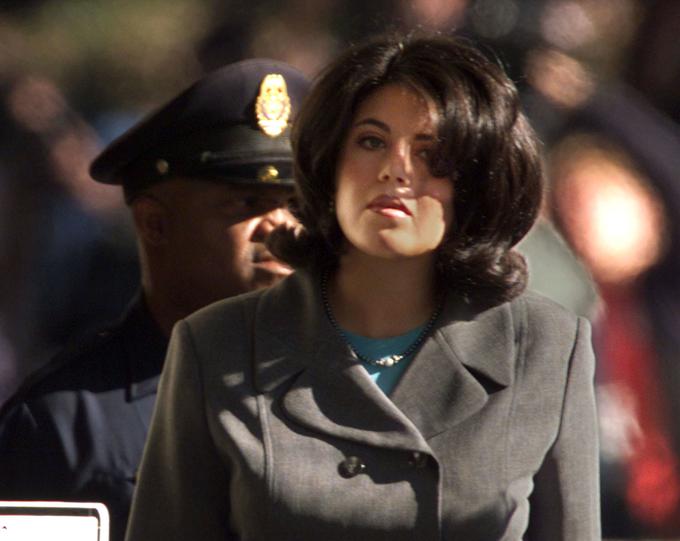 Številni po svetu so se muzali ob aferi Lewinsky, ki je razkrila spolne odnose med predsednikom ZDA in njegovo pripravnico Monico Lewinsky (na fotografiji). Na drugi strani so številne Američanke simpatizirale z osramočeno Hillary. | Foto: Reuters