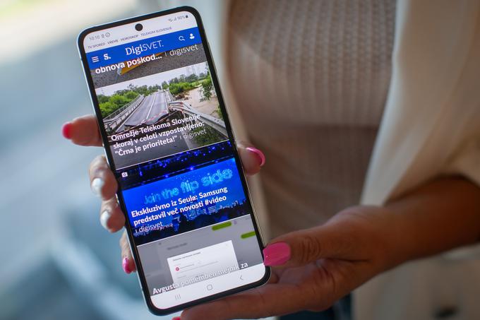 Odprt Samsung Galaxy Z Flip5 je podobno velik kot kakšen (večji) klasični telefon: premer zaslona je 6,7 palca, kar je 17 centimetrov. | Foto: Gaja Hanuna