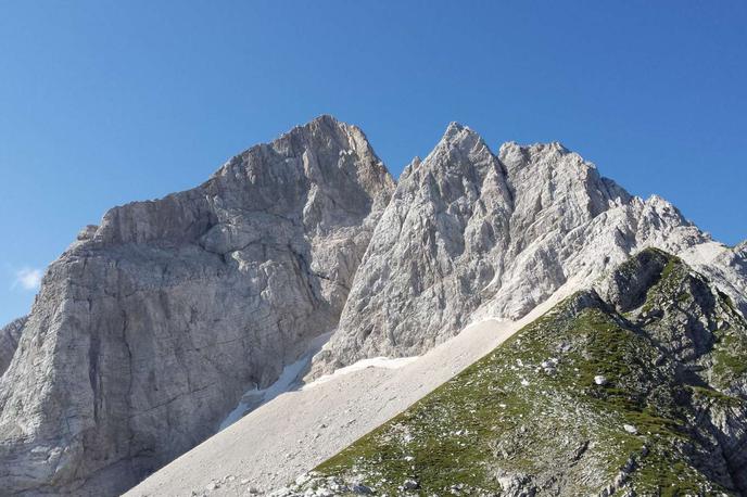 jalovec panorama | Pohodnika so s helikopterja opazili pod Velikim Ozebnikom nad dolino Tamar.  | Foto STA