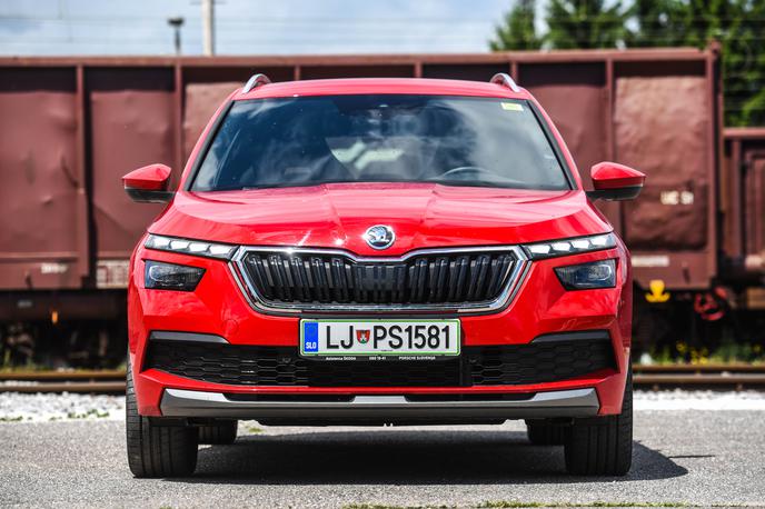 Škoda kamiq | S 4241 milimetri je kamiq daljši od arone in t-crossa. 18-centimetrska oddaljenost od tal se med ovinki ne pozna, bolj kot slabim cestam pa je namenjena lažjemu vstopanju. | Foto Gašper Pirman