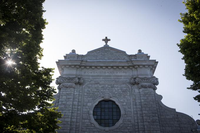 Sveta gora (682 metra) z romarsko baziliko je priljubljena izletniška točka, kamor se lahko pripeljemo z avtomobilom iz Solkana ali pa se podamo s Prevala peš po stari romarski poti. Na vrh pridemo tudi iz Grgarja in Zagore pri Plavah. | Foto: Bojan Puhek