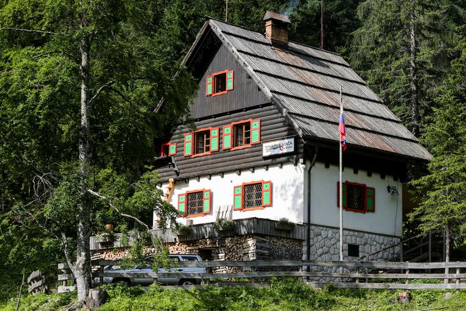 Tonkino kočo boste našli na 1380 metrih nadmorske višine. | Foto: Matic Klanšek Velej/Sportida