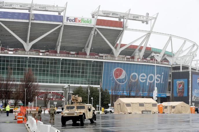 NFL koronavirus | Tudi ameriški nogomet močno občuti posledice koronavirusa. Igralci in lastniki klubov so za različne organizacije, ki ljudi oskrbujejo s potrebščinami, tudi za Rdeči križ, zbrali več kot 31,6 milijona evrov. Na fotografiji: domači stadion moštva Washington Redskins se zaradi koronavirusa spreminja v zdravstveni center.  | Foto Getty Images