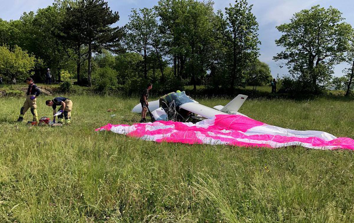 nesreča padalec Ajdovščina | Po neuradnih informacijah so bile za padalca usodne poškodbe, ki so nastale ob trku z ultralahkim letalom. | Foto Lokalne Ajdovščina