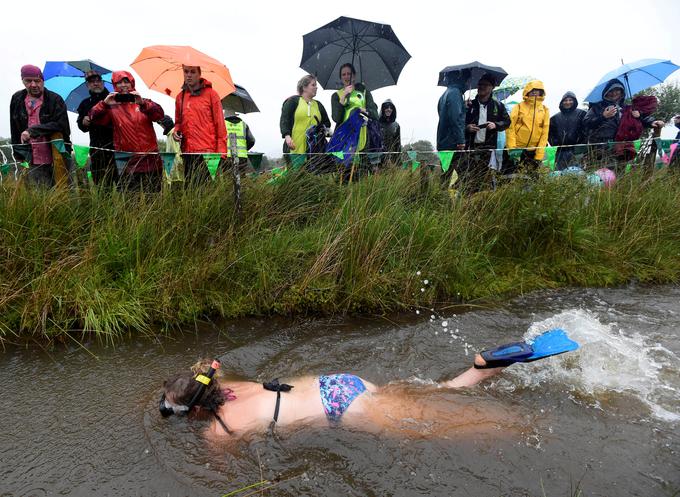 26. avgust: tekmovalka na svetovnem prvenstvu v potapljanju z masko v Llanwrtydu v Walesu. | Foto: Reuters