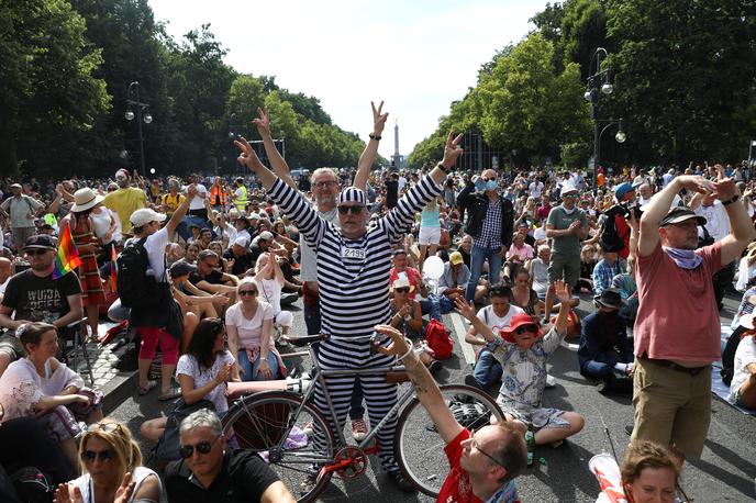 Protest proti koronavirusnim omejitvam v Berlinu | Prejšnji mesec so veliko pozornosti vzbudili tudi množični protesti proti "koronavirusni diktaturi" v Berlinu.  | Foto Reuters