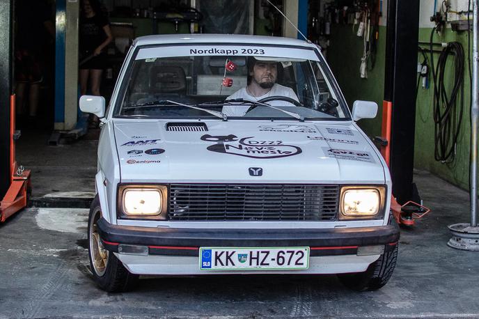 Blaž Košir yugo Nordkapp | Blaž Košir in zastava yugo 45 pred odhodom proti severu Norveške | Foto David Kastelic