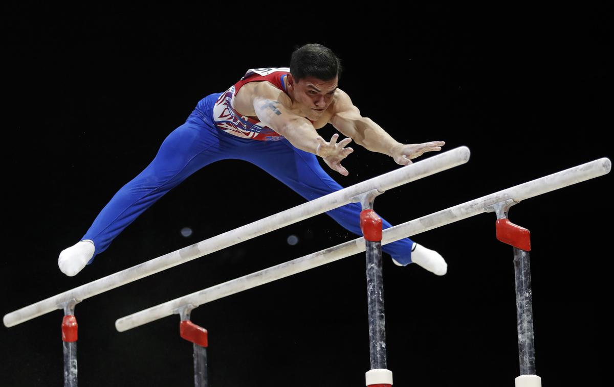 Artur Dalalojan | Ruski telovadci so bili v vodstvu večji del tekme, v predzadnji menjavi pa so po veliki napaki Arturja Dalalojana (na sliki), ki je padel z bradlje, zdrsnili na drugo mesto.  | Foto Reuters