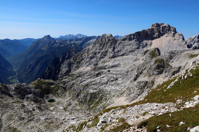 Pogled s ptičje perspektive na Kriške pode z jezeri in Pogačnikovim domom | Foto: Matej Podgoršek