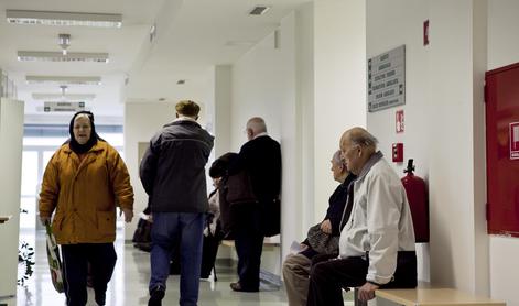 Število nedopustno čakajočih pacientov je po epidemiji eksplodiralo