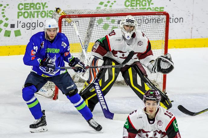 slovenska hokejska reprezentanca Latvija EIHC | Slovenci so turnir v Latviji odprli s porazom po kazenskih strelih proti gostiteljem. Rok Tičar je prispeval oba slovenska zadetka. | Foto HZS/Drago Cvetanovič