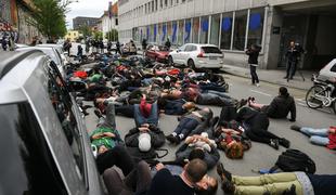 Kulturniki so se protestno ulegli pred ministrstvo #foto