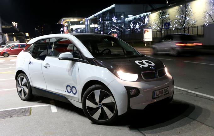 Ena izmed prednosti sistema souporabe avtomobilov v Ljubljani je tudi olajšan dostop do premium vozil kot je električni BMW i3. Bavarci so letos po prodaji električnih avtomobilov najuspešnejši v Sloveniji, kljub za zdaj še počasni rasti pa so ambicije visoke tudi na globalnem trgu.  | Foto: Gregor Pavšič