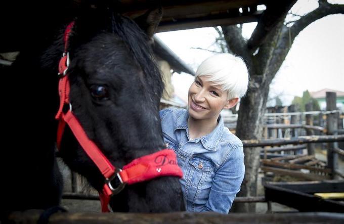 Alya pri konjih v Orovi vasi | Foto: 