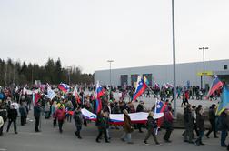 Okoli 3.000 protestnikov je v Šenčurju glasno protestiralo proti centru za migrante (foto in video)