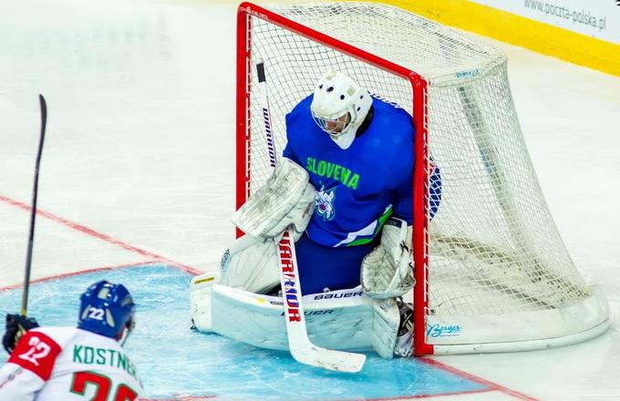 Od slovenskega vratarskega dvojca je boljše predstave prikazal Gašper Krošelj, ki se je za zdaj izkazal s 96,36-odstotno zanesljivostjo, kar ga uvršča na prvo mesto med vratarji. Krošelj bo tudi prvi slovenski adut v vratih na odločilni tekmi z Avstrijci. | Foto: HZS/Drago Cvetanovič