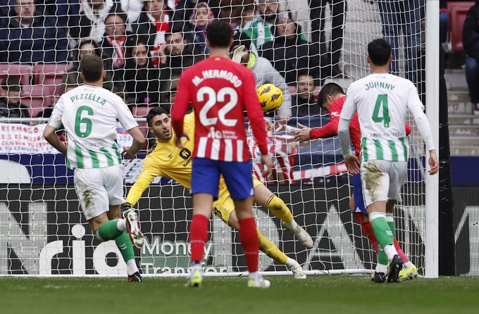 Alvaro Morata je v prvem polčasu najprej zapravil 11-metrovko, nato pa z glavo zadel za vodstvo Atletica z 2:0. | Foto: Reuters