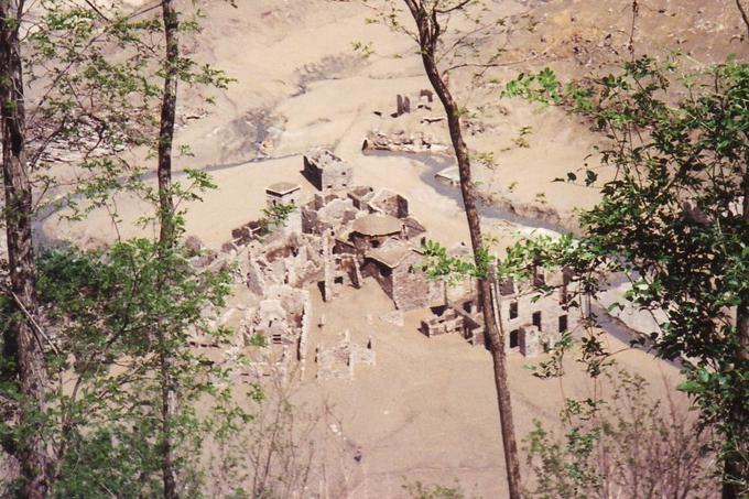 Fabbriche di Careggine leta 1994, fotografirana iz ene od okoliških vzpetin. | Foto: Thomas Hilmes/Wikimedia Commons