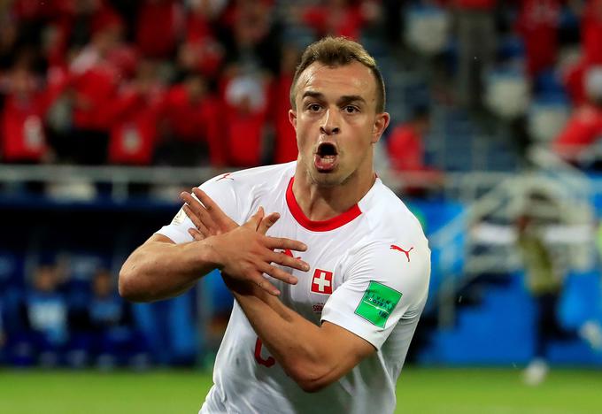 Xherdan Shaqiri je pred štirimi leti na SP v Rusiji zmagoviti zadetek nad Srbijo proslavil s podobo dvoglavega albanskega orla. V polno je proti Srbiji zadel tudi v Katarju, ko ni upodobil orla, ampak s prstom srbskim navijačem na tribunah pokazal, naj bodo tiho. | Foto: Reuters