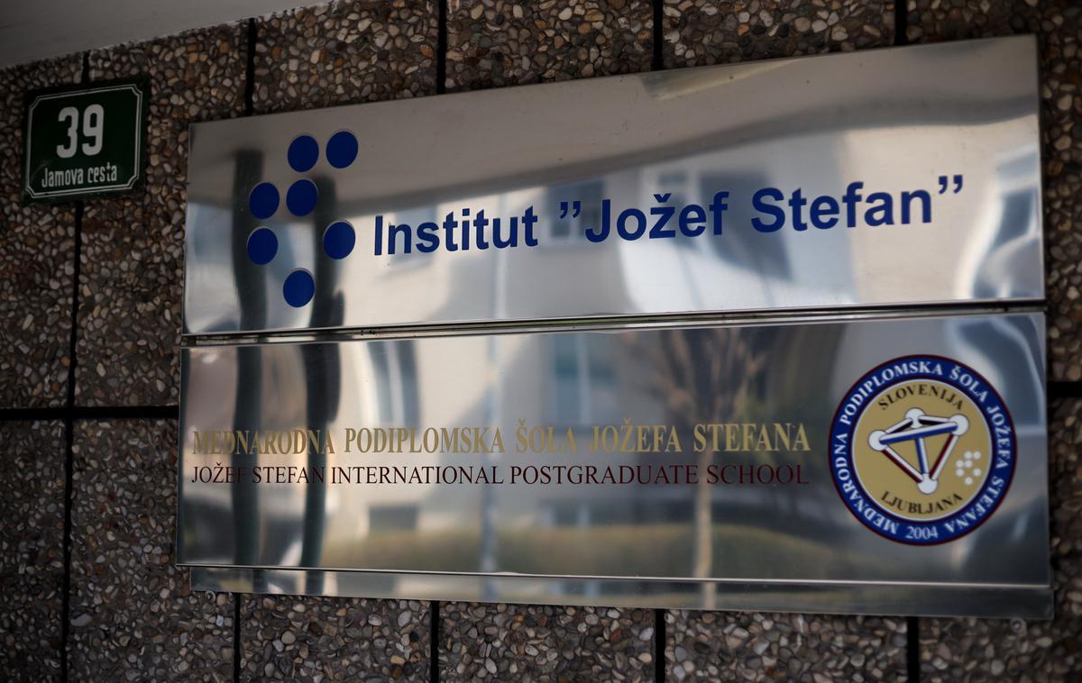 Institut Jožef Stefan | Na Institutu "Jožef Stefan" opozarjajo, da je treba za učinkovito zajezitev epidemije covid-19 še naprej dosledno spoštovani ukrepe in se cepiti v čim večji meri, saj "popravnega izpita ne bo". | Foto STA