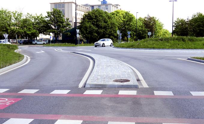 Prometni tokovi so vodeni ločeno še pred uvozom v krožišče, enako pa velja tudi med vožnjo skozi krožišče. Tako odpadejo manevri prepletanja znotraj krožišča in sekanja prometnih tokov na uvozih in izvozih.  | Foto: 