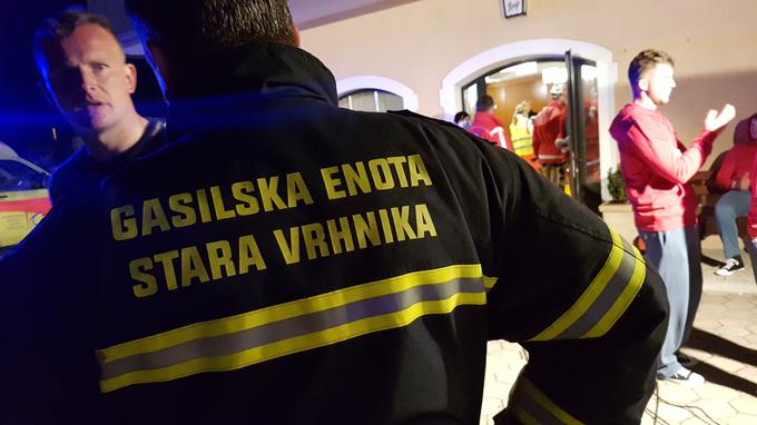 Gasilci so povedali, da je bila intervencija zaradi prisotnosti kemikalij in nafte zelo zahtevna in tudi nevarna.  | Foto: Gregor Pavšič