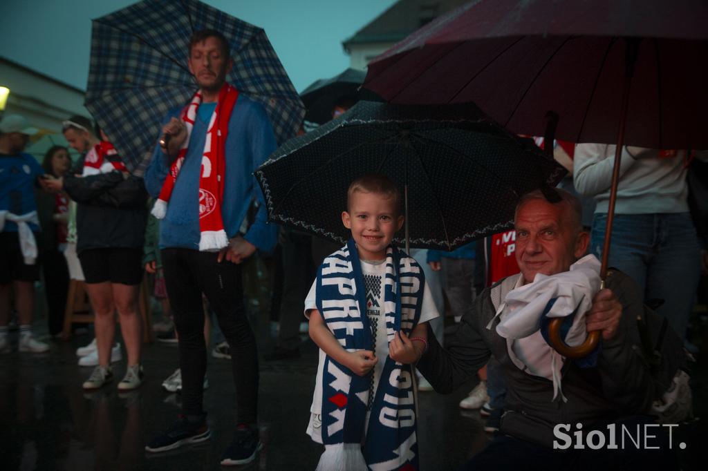 Spremljanje nogometne tekme Slovenija - Portugalska na POgačarjevem trgu v Ljubljani.